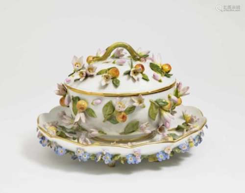 Small tureen with cover and presentoirMeissen, end of 19th century Porcelain. Polychrome and gold
