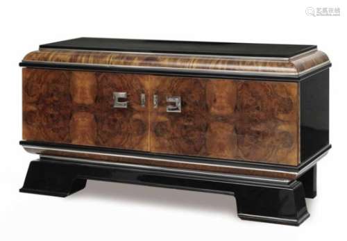 An Art Deco chest of drawersWood, lacquered. Veneered walnut wood. Metal bands and handles. Key