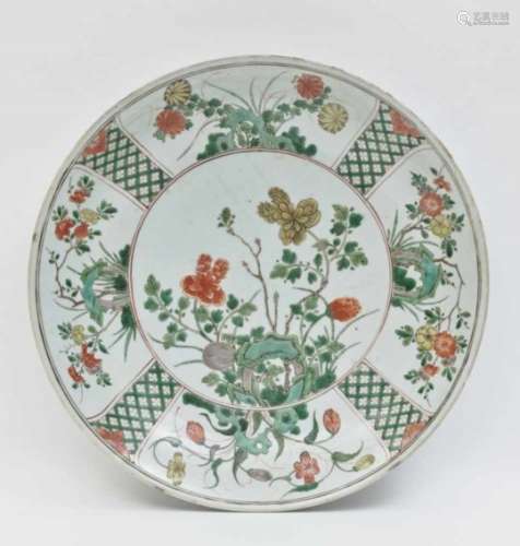 A platterChina, Kangxi, 17th/18th century Porcelain. Decor in the style of the ''famille verte''.