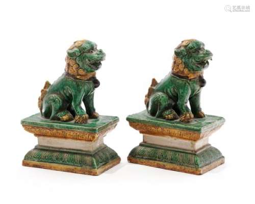Paire de chiens de Fô en céramique à glaçure sancai, Chine, probablement dynastie [...]