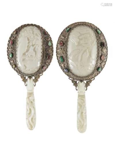 2 miroirs composites, Chine, XIXe s., au dos en paktong orné de vases à fleurs et [...]