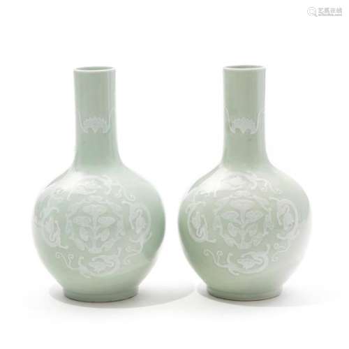 Paire de vases en porcelaine à glaçure céladon, Chine, fin de la dynastie Qing, [...]