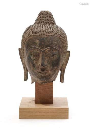 Tête de Bouddha en bronze, Ayutthaya, Thaïlande, XVIe s., l'expression sereine, les [...]