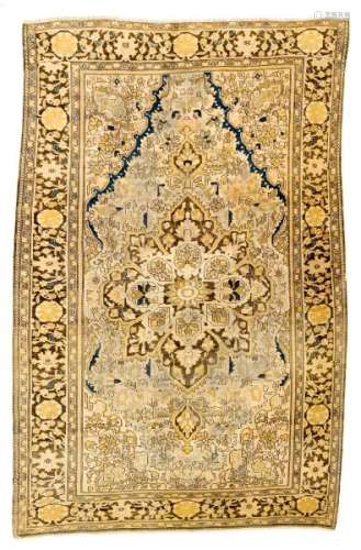 Tapis Farahan, Iran, fin XIXe s., à médaillon central brun sur fond beige fleuri, [...]