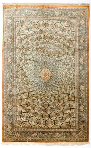 Tapis Ghom en soie, Iran, 2ème moitié du XXe s., à petit médaillon central, sur [...]