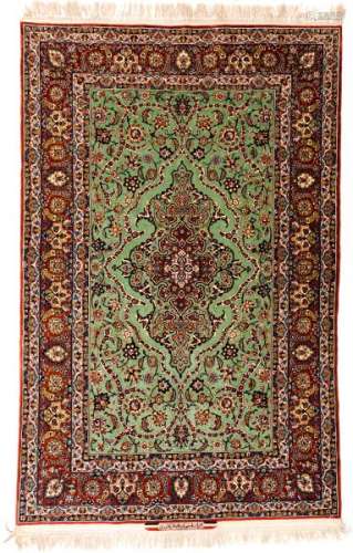 Paire de tapis Ispahan, Iran, milieu du XXe s., à médaillon central rouge sur fond [...]