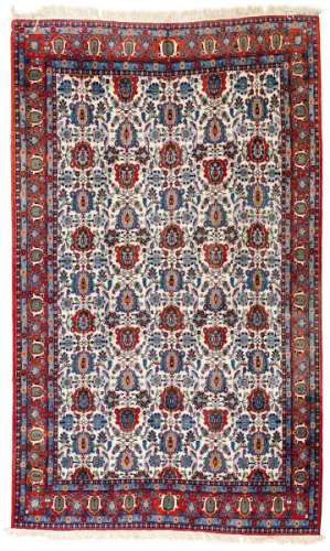 Tapis Veramin, Iran, milieu du XXe s., à motif Mina Khani de fleurs rouges et bleues [...]