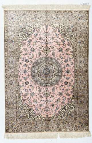 Paire de tapis Naïn en soie, Iran, 3ème quart du XXe s., à médaillon central sur [...]