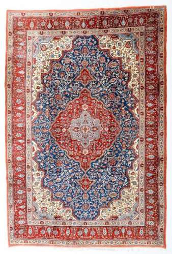 Tapis Sarough, Iran, 2ème moitié du XXe s., à médaillon central bleu et rouge sur [...]