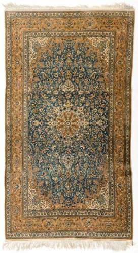 Tapis Naïn en laine et soie, Iran, 3ème quart du XXe s., à médaillon central brun [...]