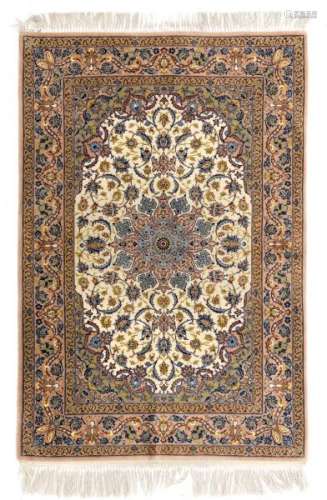 Tapis Ispahan en laine et soie, Iran, 3ème quart du XXe s., à médaillon central [...]