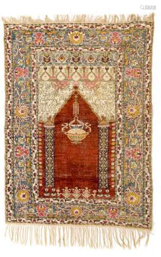 Tapis de prière Kayseri en soie, Turquie, fin XIXe s., à décor d'un mihrab rouge, [...]