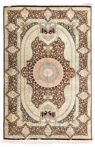 Tapis Ghom en soie, Iran, 2ème moitié du XXe s., à médaillon central bleu et rose [...]