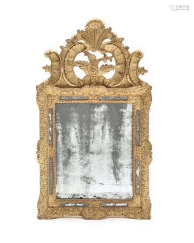 Miroir à parecloses, d'époque Régence, en bois sculpté et doré, le fronton orné [...]
