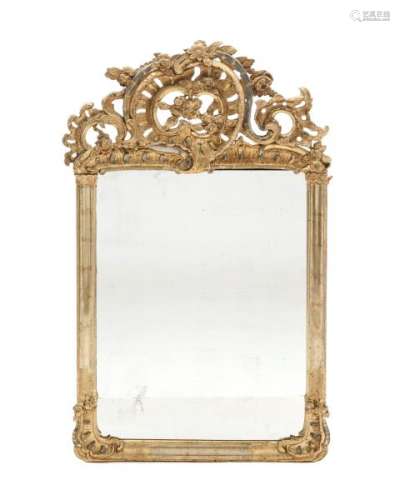 Miroir, Berne, XVIIIe s., en bois sculpté et doré à fronton orné d'une coquille [...]