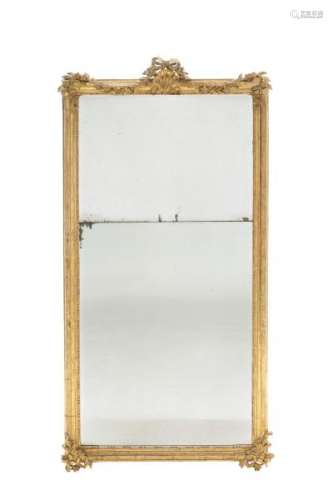 Miroir d'époque Louis XVI, en bois sculpté et doré à fronton orné d'une coquille [...]