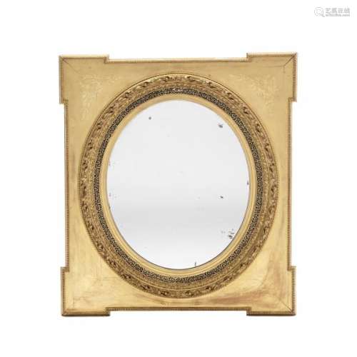 Miroir d'époque Napoléon III, en bois et stuc doré mat et brillant, glace ovale au [...]