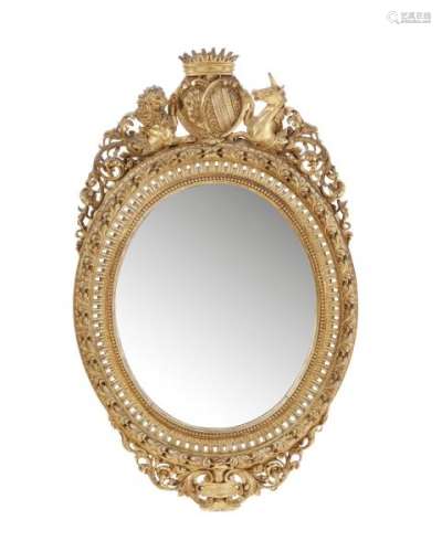 Miroir ovale, Florence fin XIXe s., en bois sculpté et doré, à fronton orné [...]