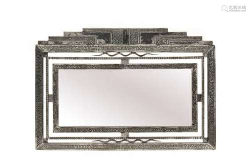 Miroir d'époque Art Déco, ca 1925, en métal martelé, le fronton en gradins, [...]