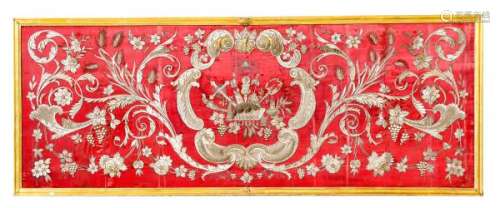 Antependium, Italie, fin XVIIe s., en soie couleur lie de vie à décor en rehauts de [...]