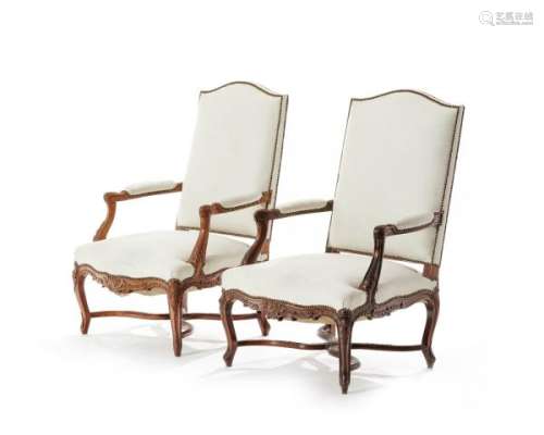 2 fauteuils à haut dossier dont un d'époque Régence et l'autre du XIXe s., en [...]