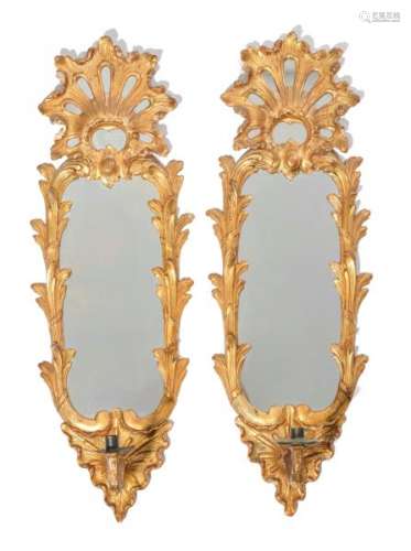 Paire de miroirs formant appliques, Berne, XVIIIe s.,en bois sculpté et doré, à [...]