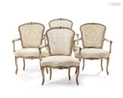 Suite de 4 larges fauteuils en cabriolet d'époque Louis XV, en hêtre cérusé et [...]