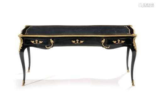 Bureau plat de style Louis XV, XXe s., en bois peint noir à plateau chantourné [...]