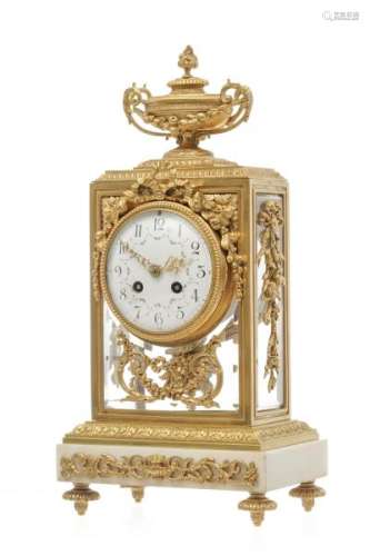 Pendule borne de style Louis XVI, début XXe s., en bronze ciselé et doré à cadran [...]