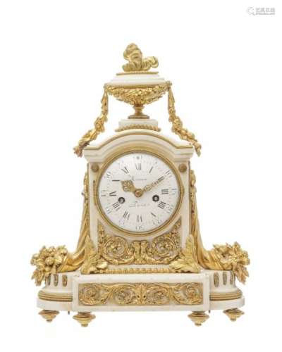 Pendule borne d'époque Louis XVI, en marbre blanc et bronze ciselé et doré à [...]