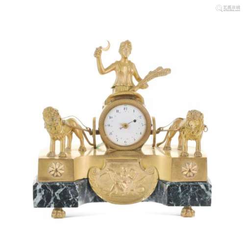 Pendule de style Néoclassique, XIXe s., en bronze ciselé et doré représentant une [...]