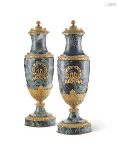 Paire d'urnes de style Louis XVI, XXe s., en marbre vert antique et bronze ciselé et [...]