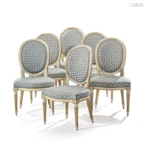 Suite de 6 chaises en cabriolet d'époque Louis XVI, en bois mouluré peint beige et [...]