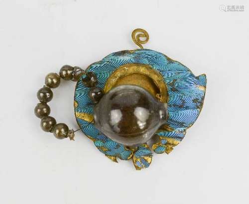 A 19th century Chinese hair ornament, composed of gilt metal and kingfisher feathers, with glass