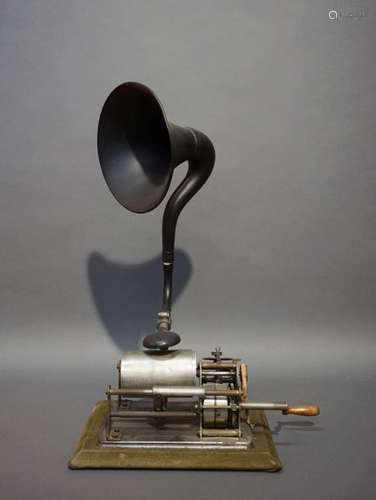 Ancien phonographe. H : 57 cm