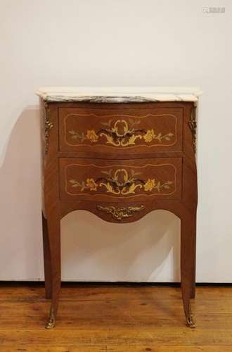 Petite commode de style Louis XV en marqueterie. 6…