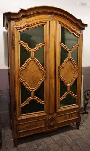 Armoire vitrée en noyer. H : 225 cm L : 145 cm P :…