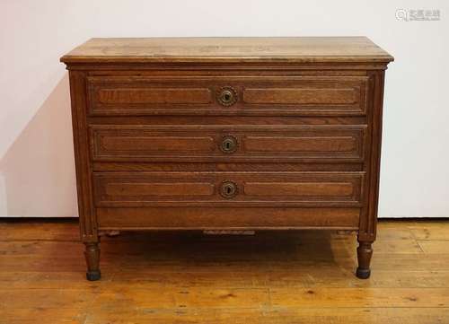 Petite commode Louis XVI en chêne. 103x48 cm H : 7…