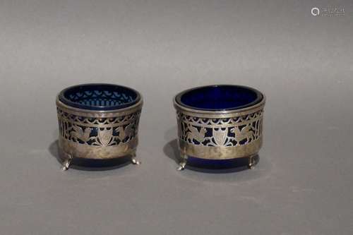 2 salières en argent et verre bleu