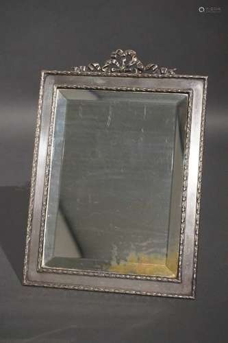 Miroir sur pied de style Louis XVI en métal argent…