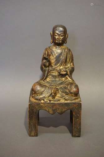 Bouddha assis en bronze. H : 26 cm