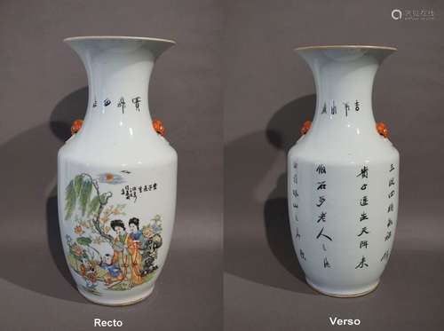 Vase en porcelaine de Chine polychrome. H : 44 cm