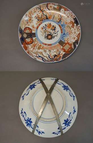 Important plat en porcelaine Imari. Diam : 60 cm