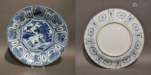 Grand plat en porcelaine de Chine bleu blanc. Diam…