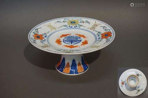 Coupe sur pied en porcelaine de Chine polychrome. …