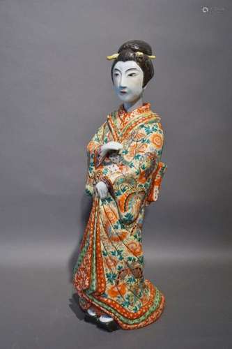 Japon. Grande geisha en porcelaine polychrome. Acc…