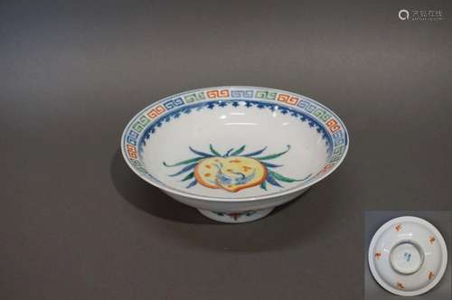 Coupe en porcelaine de Chine polychrome. H : 7 cm …