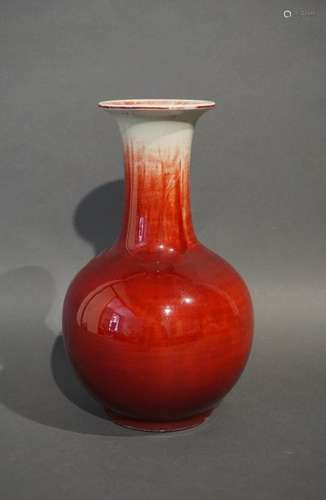 Vase en porcelaine de Chine rouge sang de boeuf. H…