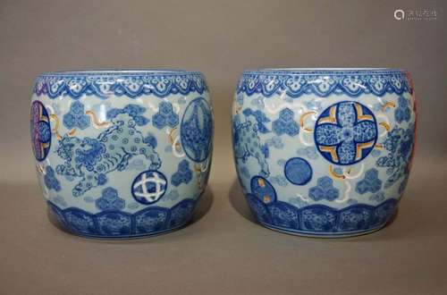 Paire de cache pots en porcelaine de Chine. H : 27…