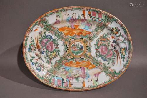 Plat en porcelaine de Chine polychrome. Canton. 31…